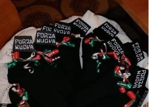 Calze “fasciste” per la Befana regalate ai bambini a Trappeto, in provincia di Palermo