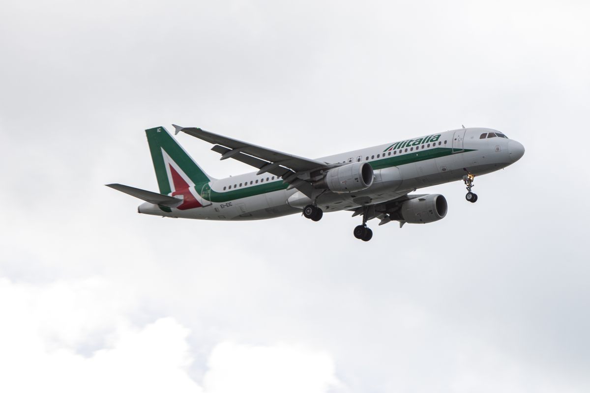 ALITALIA BRUCIA 300 MILIONI L’ANNO