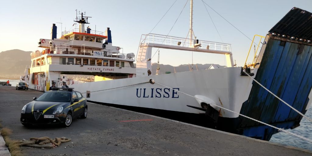 FRODE SUI FONDI PUBBLICI, SEQUESTRATI TRE TRAGHETTI ALLA CARONTE