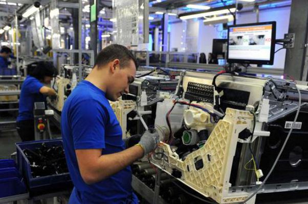 A NOVEMBRE PRODUZIONE INDUSTRIALE ANCORA IN CALO SU BASE ANNUA