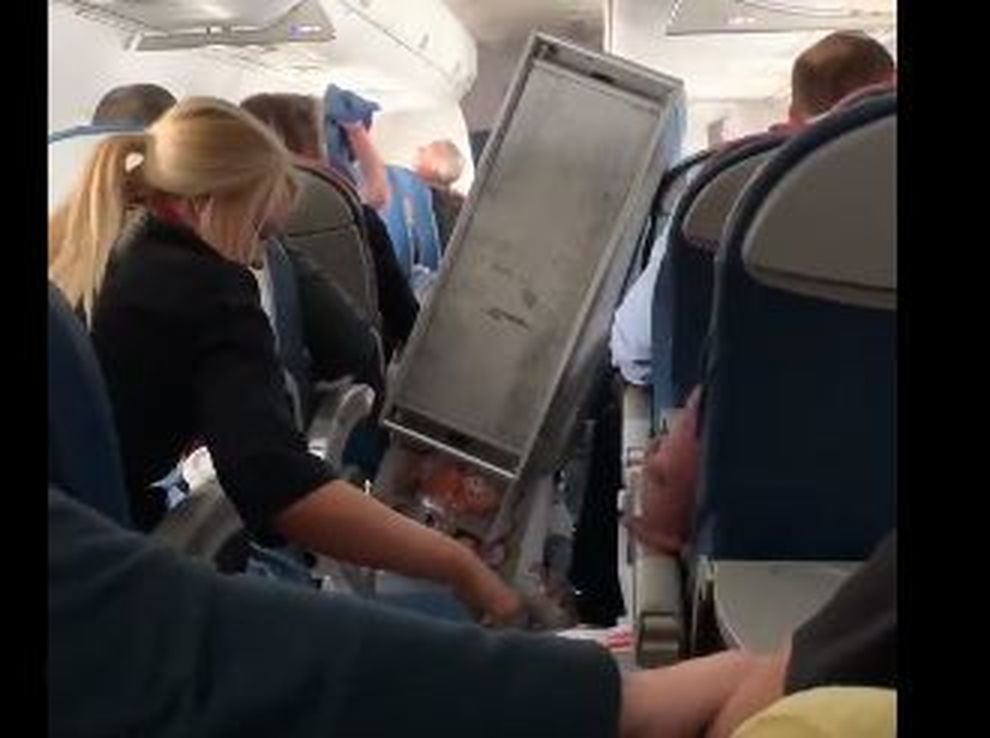 Panico su un volo Ryanair per Catania a causa di una turbolenza: i bagagli cadono dalle cappelliere