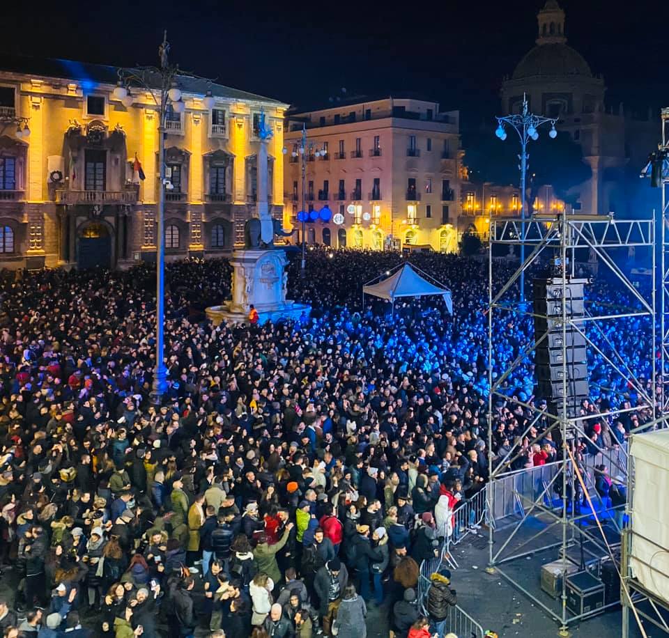 Capodanno a Catania, oltre ventimila persone hanno seguito i concerti di fine anno.