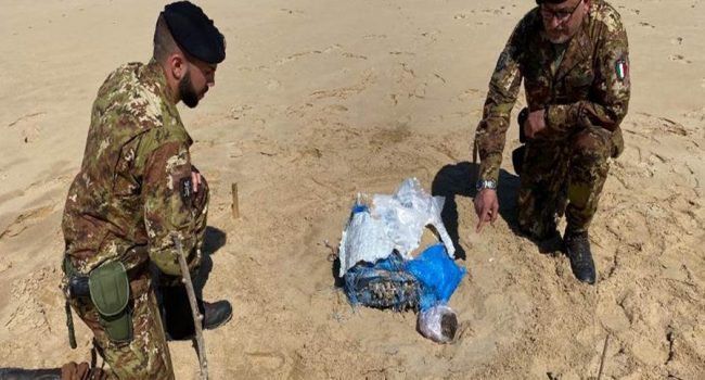 L’esercito trova 20 kg di droga sulla spiaggia. Durante i controlli a Torre Salsa in provincia di Agrigento