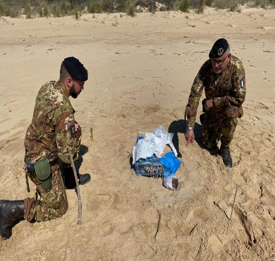 L’esercito trova 20 kg di droga sulla spiaggia. Durante i controlli a Torre Salsa in provincia di Agrigento