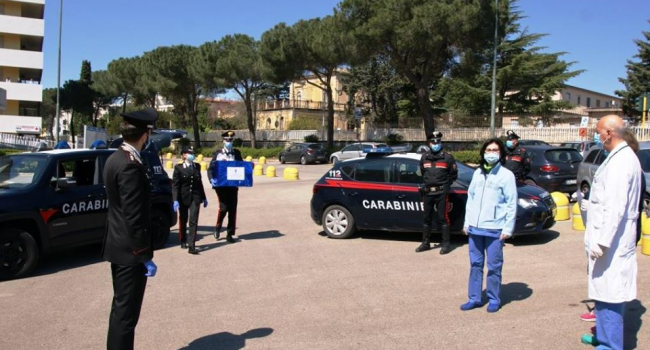 I carabinieri portano le uova ai bambini in ospedale a Caltagirone