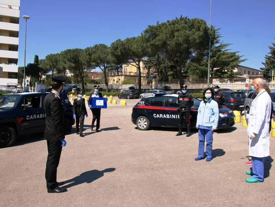I carabinieri portano le uova ai bambini in ospedale a Caltagirone