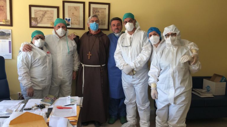 Visita a sorpresa del Vescovo all’Ospedale “Gravina”. Era stato ricoverato per coronavirus