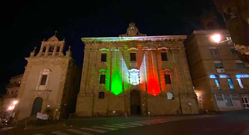 Il Carcere Borbonico si illumina d’Italia. Ecco perché