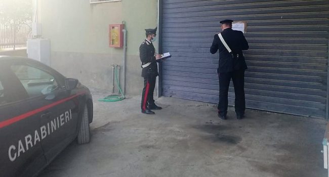 Officina abusiva chiusa dai carabinieri. Il “titolare” impiegava anche manodopera in nero