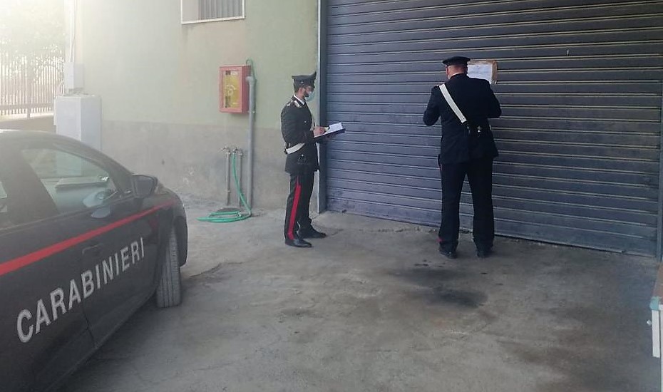 Officina abusiva chiusa dai carabinieri. Il “titolare” impiegava anche manodopera in nero
