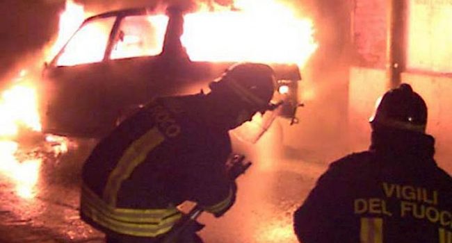 Auto incendiate a Caltagirone, scatta l’allarme e il confronto del comitato ordine pubblico
