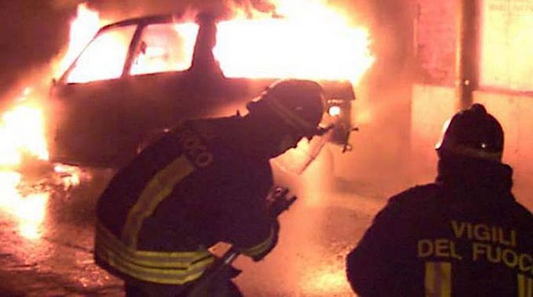 Auto incendiate a Caltagirone, scatta l’allarme e il confronto del comitato ordine pubblico