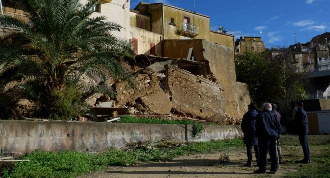 Smottamento circonvallazione di ponente, evacuate abitazioni e avviati sopralluoghi