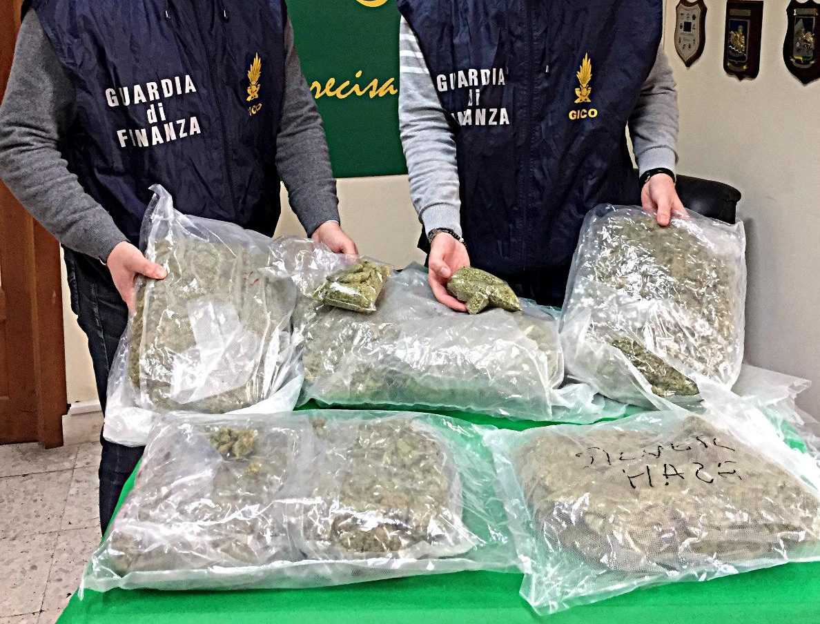 Corriere della droga arrestato da Finanza aveva 6 kg in un tir