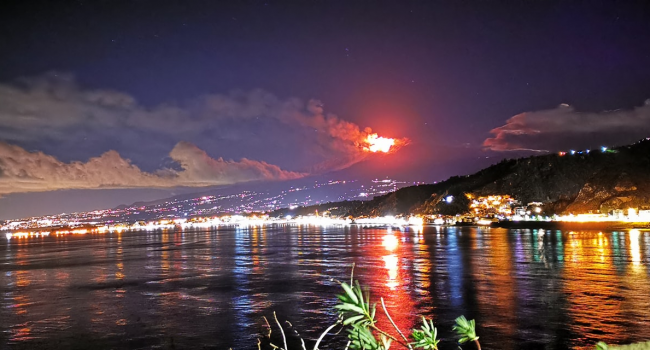 Etna: vulcano da’ spettacolo con doppio trabocco lavico da Sud-Est