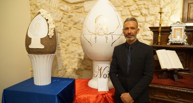 Un uovo-pigna in ceramica di Caltagirone ideato dallo stilista Diego Cortez sarà il regalo per Papa Francesco