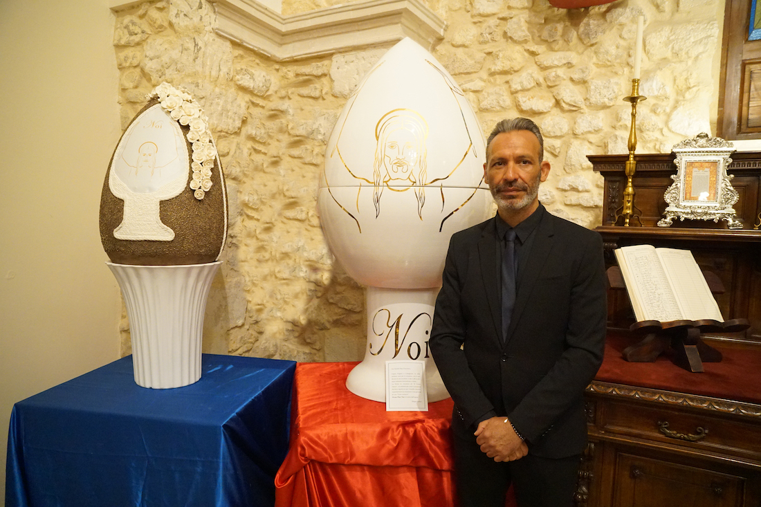Un uovo-pigna in ceramica di Caltagirone ideato dallo stilista Diego Cortez sarà il regalo per Papa Francesco
