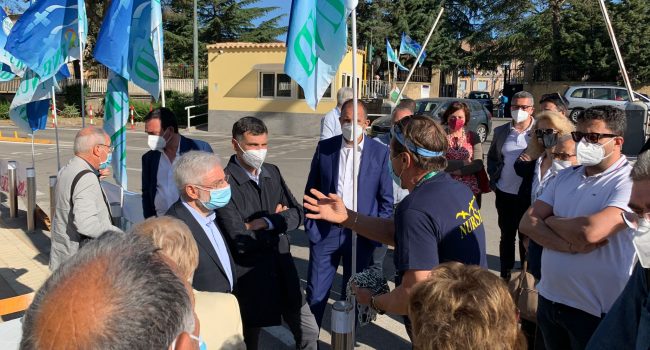 Un sit-in davanti l’ospedale di Caltagirone per denunciare la sanità etnea al collasso