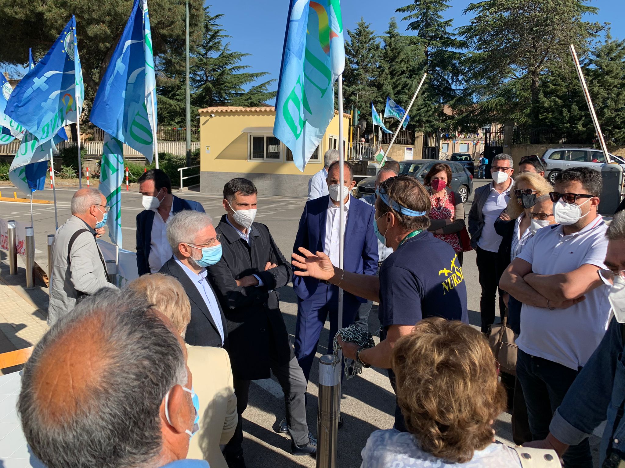 Un sit-in davanti l’ospedale di Caltagirone per denunciare la sanità etnea al collasso