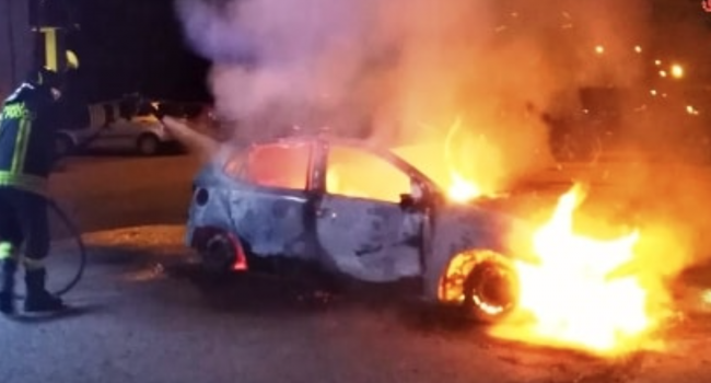 Si guarda la videosorveglianza dopo le sette auto bruciate a Caltagirone in una sola notte