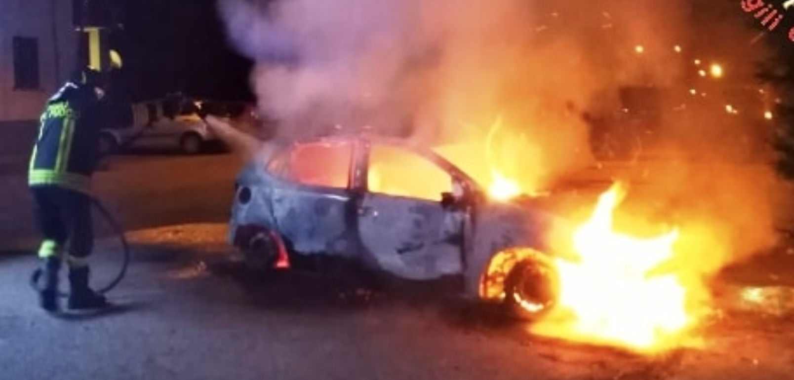 Si guarda la videosorveglianza dopo le sette auto bruciate a Caltagirone in una sola notte