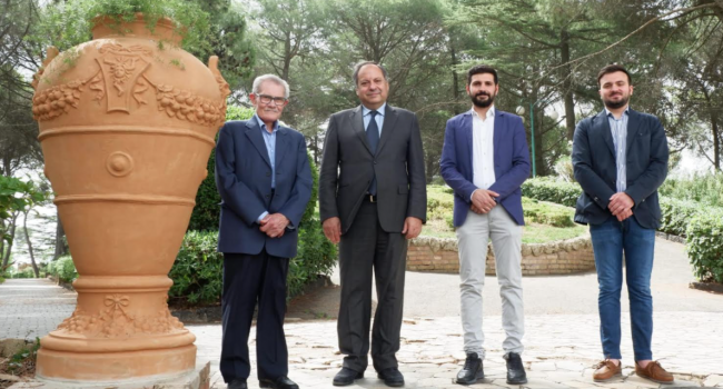 Dopo azione dei vandali, ripristinato grande vaso ornamentale alla villa di Caltagirone