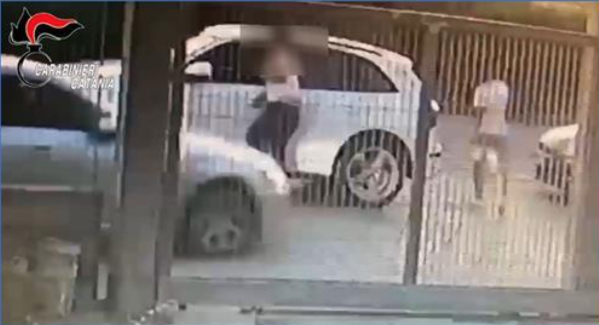 A Palagonia uomo tenta di investire cognato che lo accoltella. Due arresti