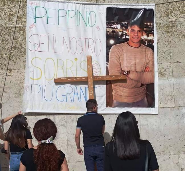 Lacrime e commozione ai funerali di Giuseppe Di Martino