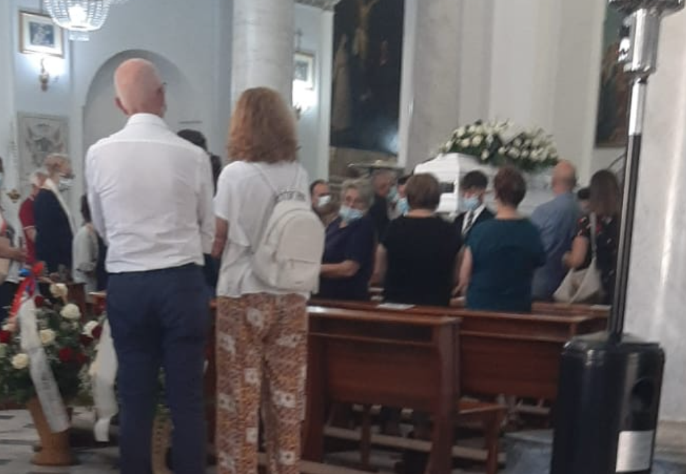 L’intera Mirabella Imbaccari ha pianto durante i funerali dei due giovani vittime di un incidente stradale