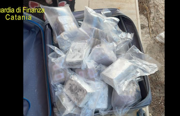 Sequestrati 67 kg tra cocaina e hashish ad alto potenziale. Arrestati 3 responsabili dalla Guardia di Finanza