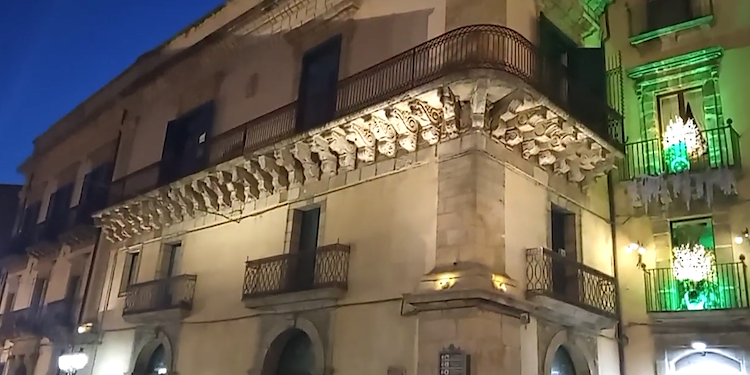 La luce “disegna” la balconata barocca di Palazzo Gravina-Pace