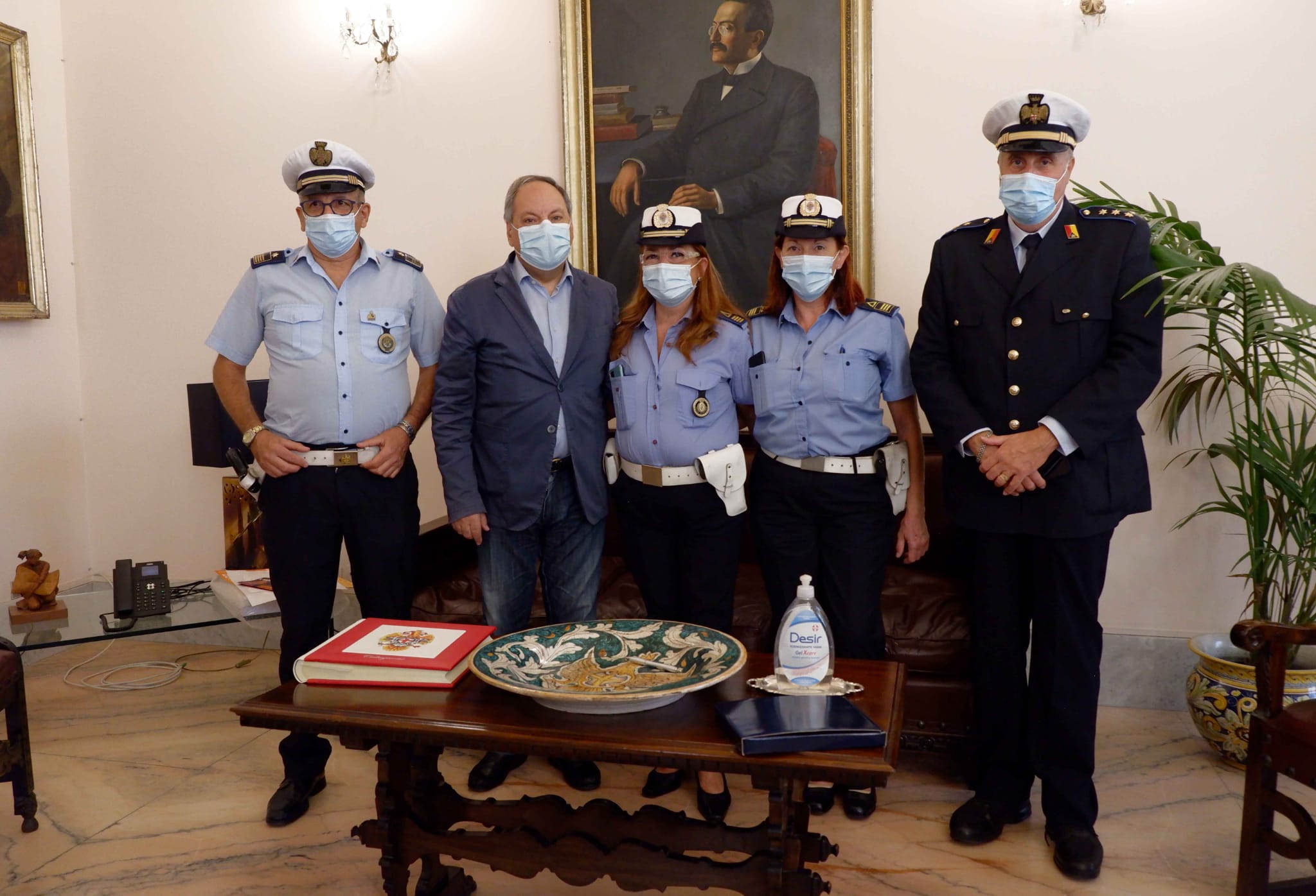 Vigili salvano giovane che tenta suicidio. Ricevuti al Comune per ringraziamenti da sindaco Ioppolo
