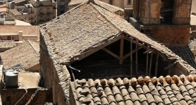 Crolla tetto della chiesa del Carmine a Caltagirone