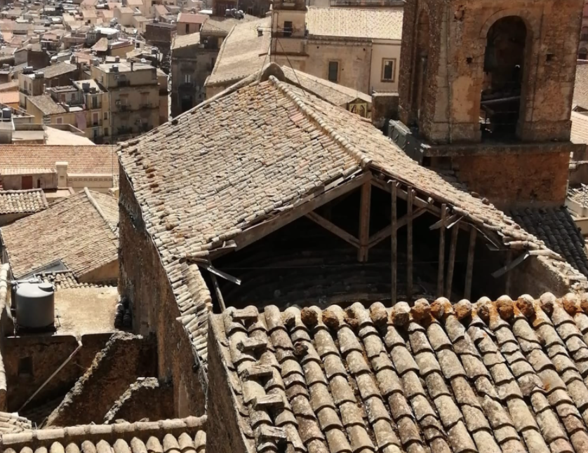 Crolla tetto della chiesa del Carmine a Caltagirone