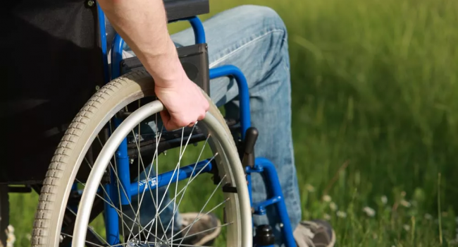 Un giovane disabile di Grammichele sarebbe morto perché lasciato troppo tempo sotto il sole. Indagata la madre