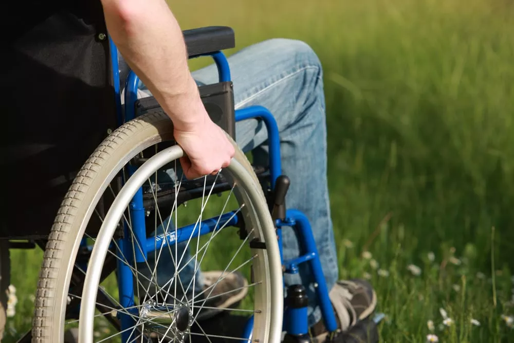 Un giovane disabile di Grammichele sarebbe morto perché lasciato troppo tempo sotto il sole. Indagata la madre