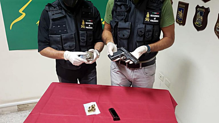 Guardia di Finanza: sequestrata un’arma, le munizioni e dello stupefacente ad un pregiudicato siracusano