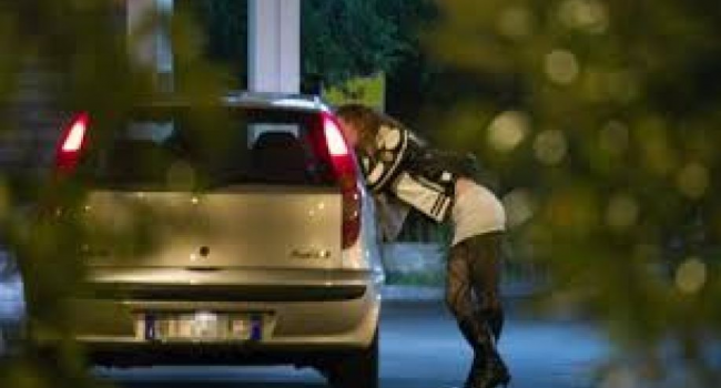 Pretendeva che la moglie si prostituisse per pagarsi la droga. Arrestato 35enne di Palagonia