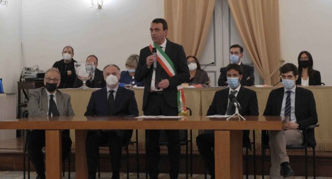 Foto-Consiglio-comunale-insediamento-3.jpg-giuramento-sindaco-Roccuzzo.jpg