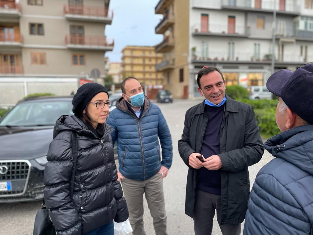 Raccolta differenziata dei rifiuti al mercato del sabato. Attivato cassone scarrabile