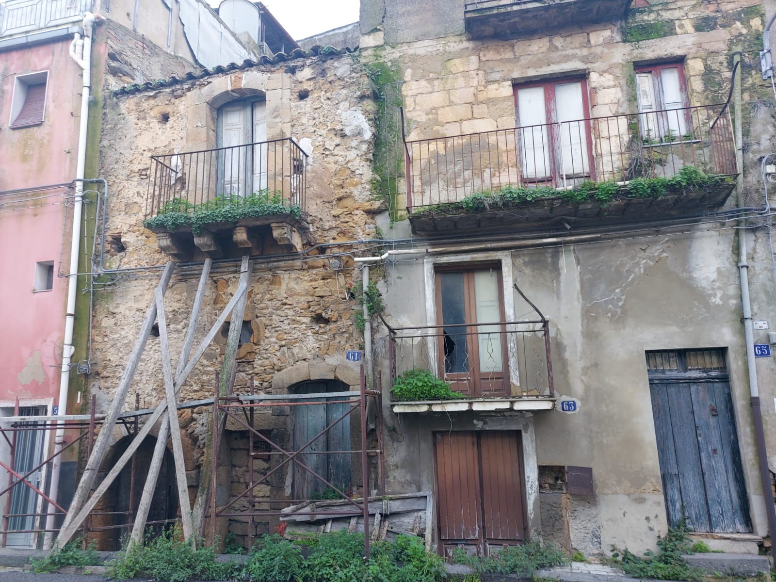 Pericolo di crollo di alcuni immobili: divieto di transito dei veicoli