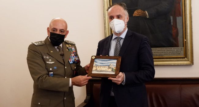 Foto-incontro-con-comandante-regionale-Esercito-e-colonnello-canadese.jpg