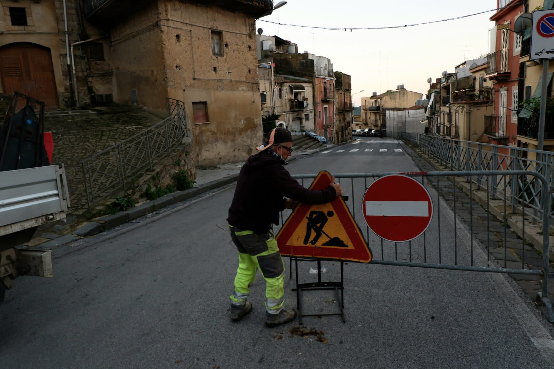 Stop al pericolo di crollo di alcuni immobili: riaperta via Circonvallazione di ponente
