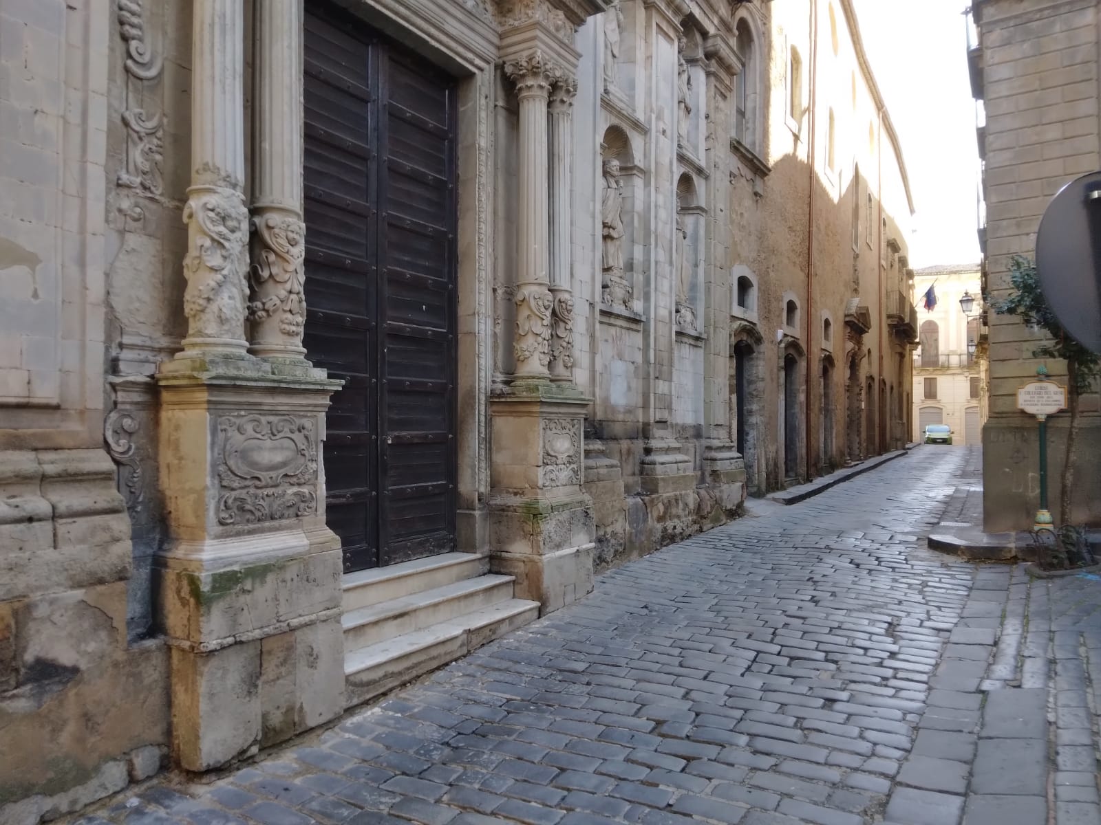Viabilità nel centro storico a Caltagirone, si cambia: avviata inversione del senso di marcia nelle vie degli Studi, San Giovanni Bosco e Discesa Palazzo di Giustizia, parcheggio con disco orario in piazza Umberto e per farmacia in via Duomo