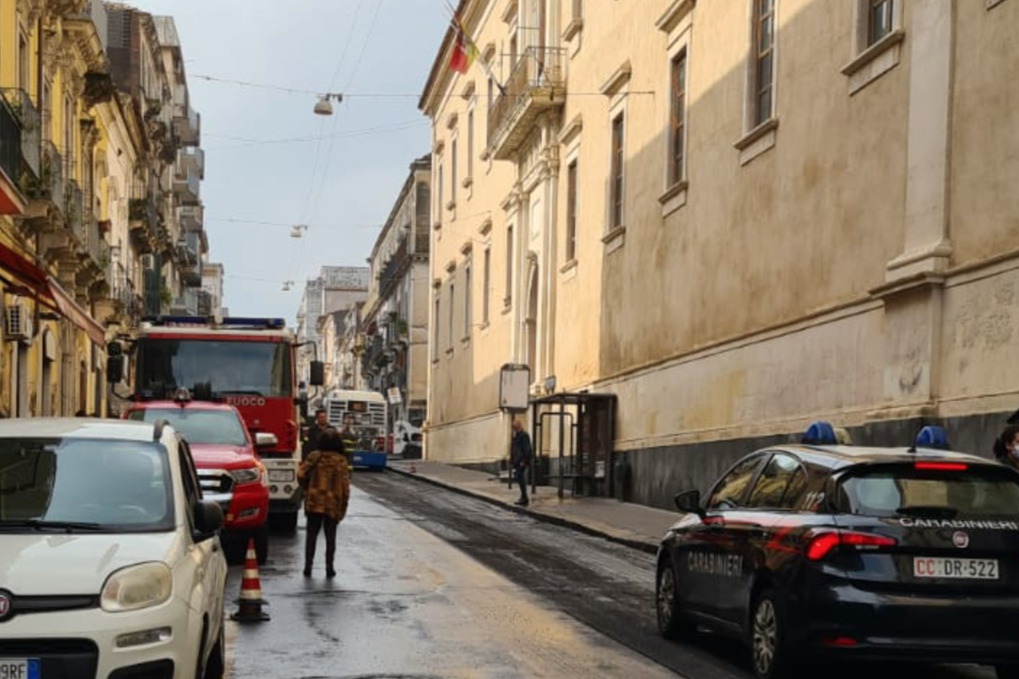 Crolla tetto al liceo Boggio Lena di Catania, studenti evacuati. A causa della pioggia
