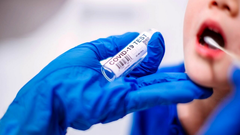 Covid: virus tra i giovanissimi ma aumentano vaccini. In crescita i focolai