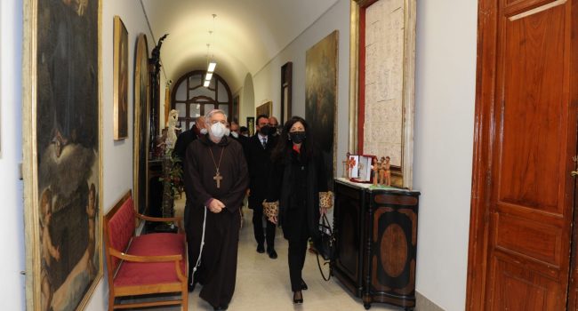 Foto-visita-ambasciatrice-Palestina-con-vescovo.jpg