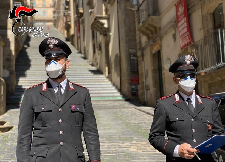 Controlli green pass, denunciato perché a spasso in quarantena. A Caltagirone