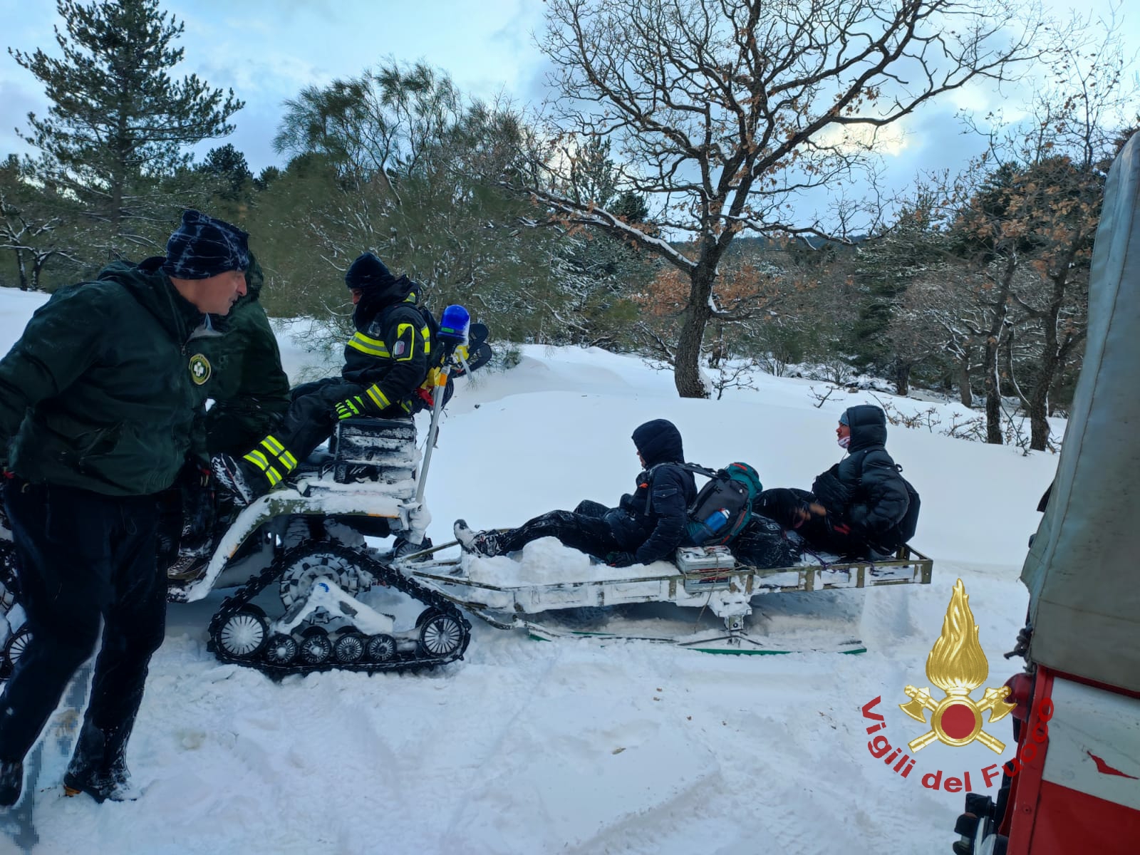 Salvati due giovani sorpresi da bufera di neve su Etna. Intervento Vigili del Fuoco e Forestale