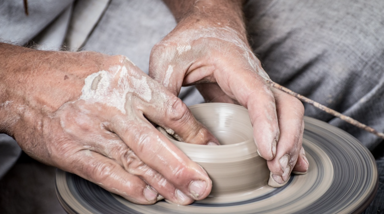 Lavoro in nero mentre hanno reddito di cittadinanza. Ispezioni in due aziende di ceramica